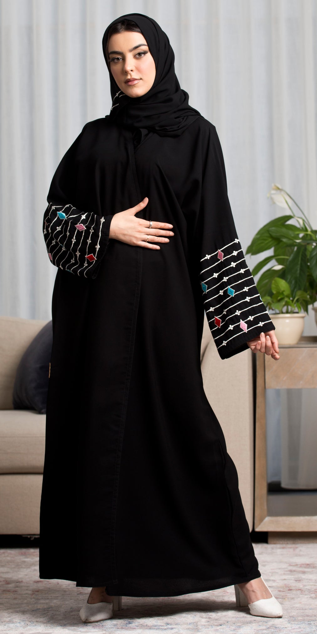 BL-0194 Abaya, classic style, black crepe, with embroidery on the sleeves