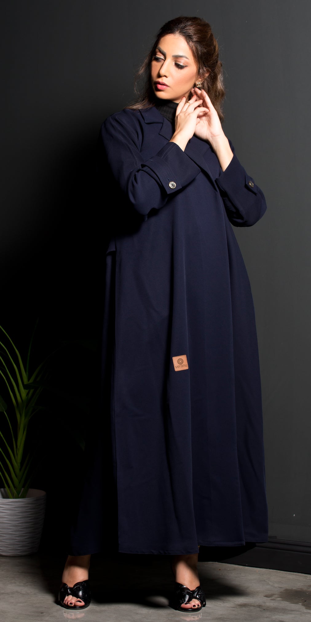 CL-0151 Classic abaya made of navy crepe fabric with a light collar