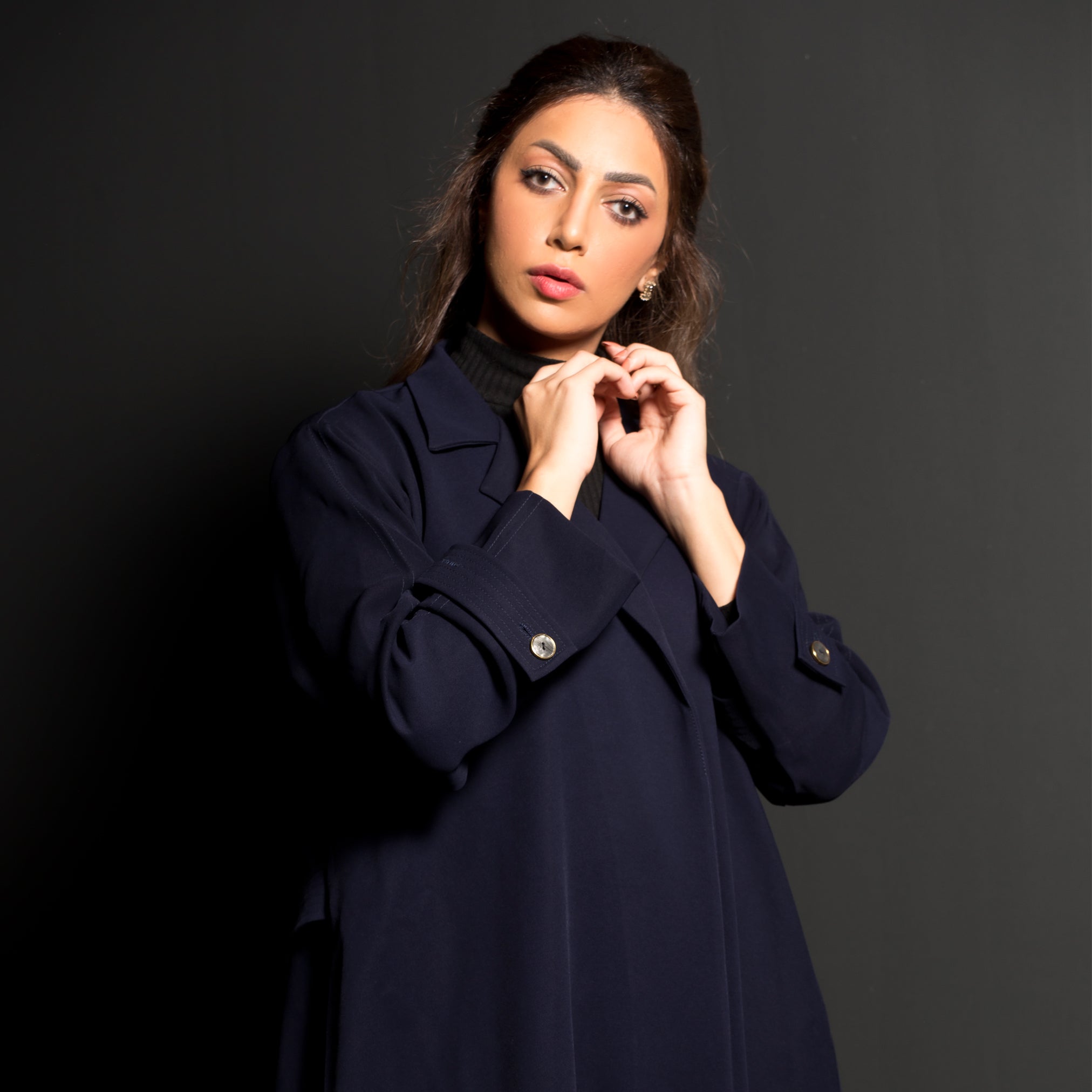 CL-0151 Classic abaya made of navy crepe fabric with a light collar