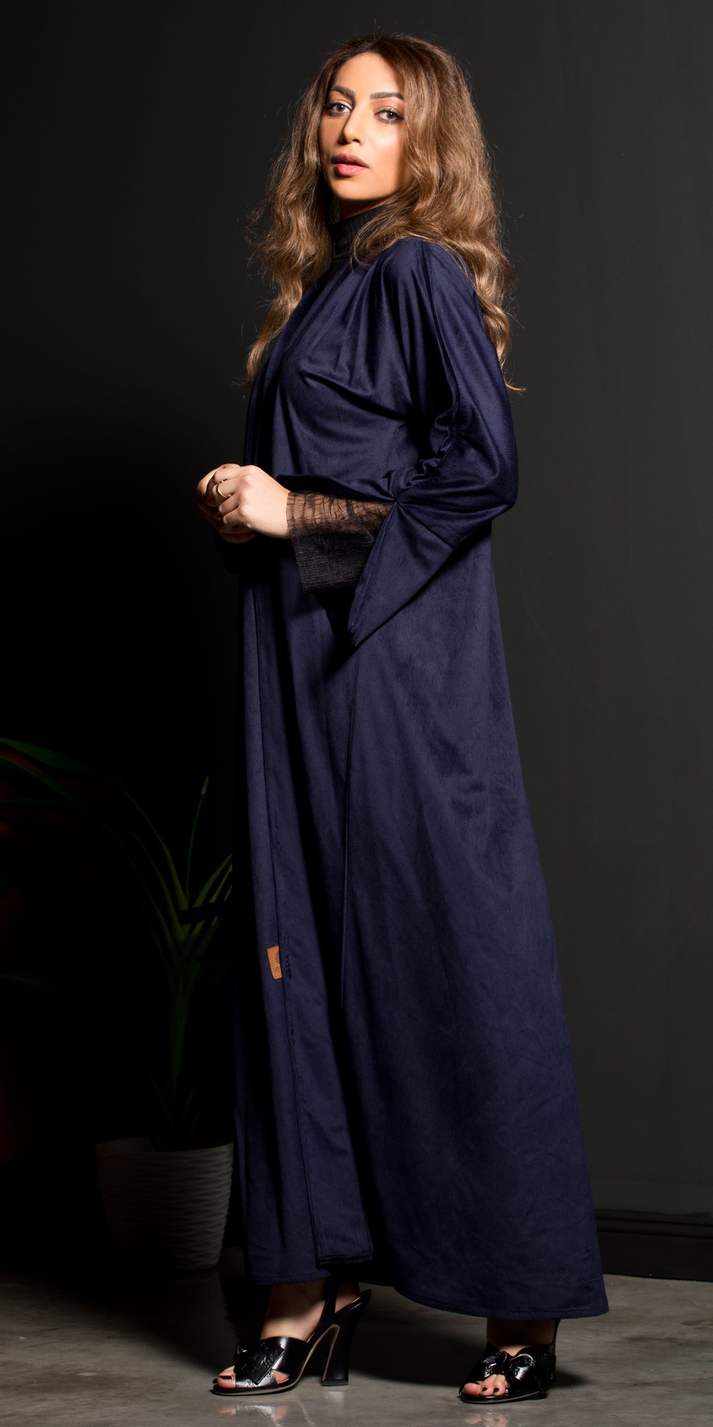 CL-0157 Winter abaya, classic model, navy blue velvet, with lace added in the sleeve
